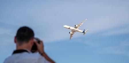 Un Airbus A350-1000 durante una exhibición en vuelo durante el último Dubai Air Show