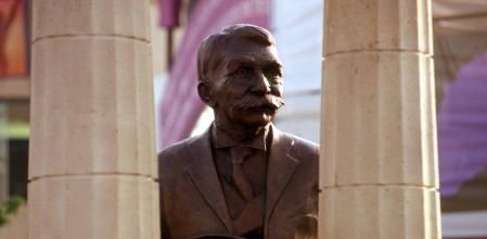 Statue von Baron Pierre de Coubertin Frankreich, Begründer der Olympischen Spiele der Neuzeit, im Olympiapark in Atlanta
