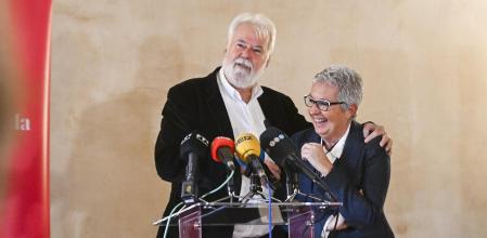 El director del Festival Internacional de Música y Danza de Granada, Antonio Moral (i), junto a la artista María Teresa Martín- Vivaldi, autora del cartel anunciador de la 73 edición del certamen que se ha presentado este jueves en la capital nazarí donde ha anunciado que ésta será su última edición al frente tras cinco años en el cargo.