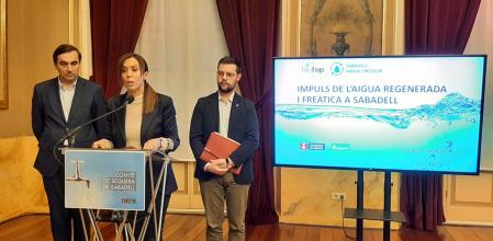 Enric Blasco, presidente de Aigües Sabadell; la alcaldesa Marta Farrés y el concejal Eloi Cortés