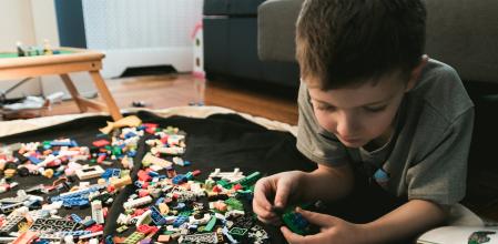 Los niños deben aprender a recoger y guardar sus juguetes.