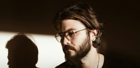 La disociación hace que la persona desconecte de su cuerpo o de su entorno.