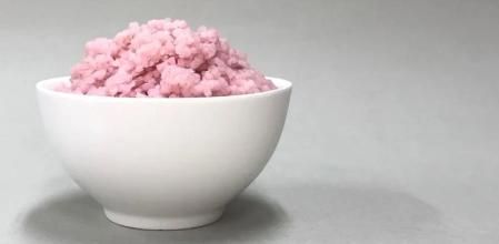 Se trata de un arroz carnoso, cuyos granos están llenos de músculo de res y células grasas.