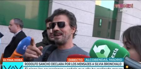Rodolfo Sancho, muy enfadado en la puerta del juzgado