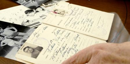 El libro de familia de María José Picó, presidenta de la Asociación de Víctimas de Niños Robados de Alicante.