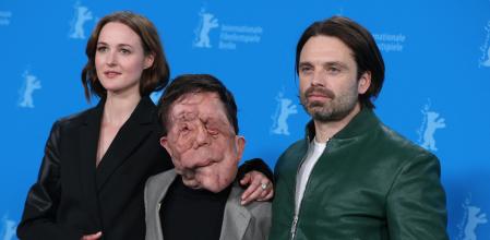 Renate Reinsve, Adam Pearson y Sebastian Stan posan en el photocall