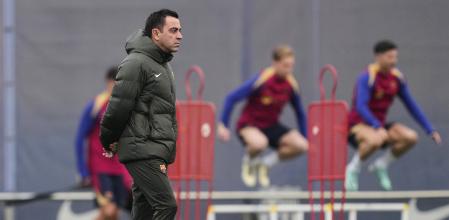 GRAFCAT9950. SANT JOAN DESPÍ (BARCELONA) (ESPAÑA), 16/02/2024.-El técnico del FC Barcelona, Xavi Hernández, durante el entrenamiento que realiza la plantilla barcelonista para preparar el partido de liga que disputarán mañana ante el Real Club Celta de Vigo en el estadio de Balaídos.EFE/ Alejandro García