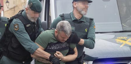 BARBATE (CÁDIZ), 12/02/2024.- Agentes de la Guardia Civil trasladan a los juzgados de Barbate (Cádiz) a uno de los ocho detenidos por la muerte de dos guardias civiles a los que arrollaron con una narcolancha en la localidad gaditana de Barbate el pasado viernes, que este lunes han pasado a disposición judicial. EFE/Román Ríos