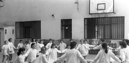 COMIENZO DEL CURSO ESCOLAR.-Madrid, 15/09/70.- Se inició hoy el curso escolar en todos los grupos escolares y escuelas públicas de la capital. Niños y niñas con sus flamantes uniformes acudieron puntuales a sus escuelas con ese aire alegre de fiesta que supone la reanudación de las clases tras el periodo de las vacaciones estivales. EFE/jgb