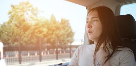 Una mujer mareada en el coche.