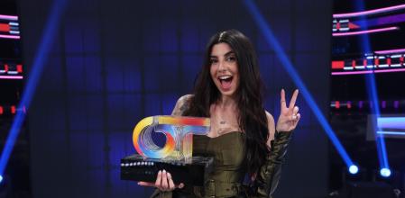 Naiara posa con el premio que la acredita como ganadora de 'Operación Triunfo''