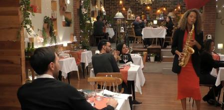 Eva tocando el saxo en 'First Dates'