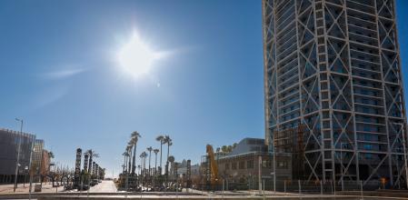 Restricción de agua en las fuentes de Barcelona. Fuente seca en la plaça dels Voluntaris