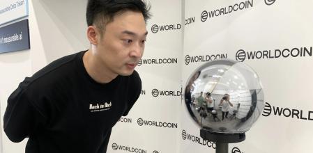 Una persona se escanea el ojo con el Orb, la máquina de Worldcoin que registra los datos biométricos del iris.