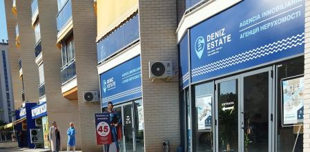 Una de las numerosas inmobiliarias de la zona, donde se ofrece información en ruso.