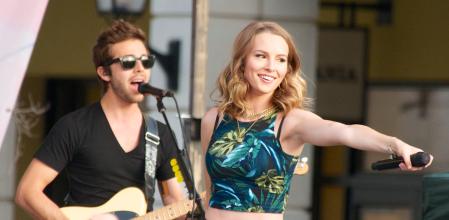 Bridgit Mendler durante un concierto