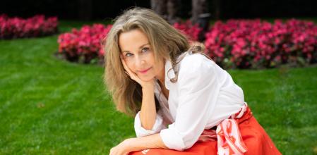 Polifacética: exdiplomática, comisaria de arte y novelista