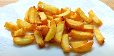 El grueso y la longitud de las patatas dependerá de tus gustos.
