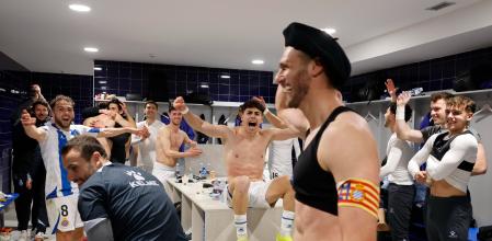 Sergi Gómez celebra el triunfo en el vestuario