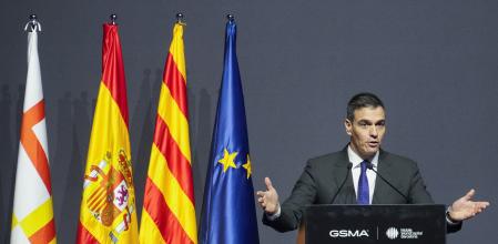 BARCELONA, 25/02/2024.- El presidente del Gobierno, Pedro Sánchez, interviene en la tradicional cena de bienvenida de la GSMA a los asistentes al MWC, que empieza mañana en Barcelona. EFE/ Enric Fontcuberta