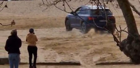 El coche derrapando ante la atenta mirada de dos personas