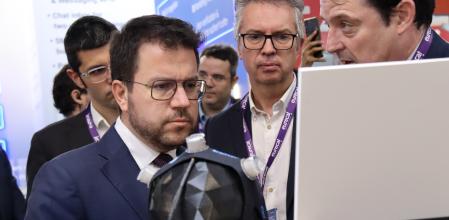 El president de la Generalitat, Pere Aragonès, durante su visita a las instalaciones de las empresas catalanas en el MWC