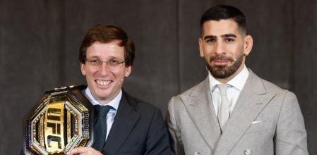 José Luis Martínez Almeida junto a Ilia Topuria