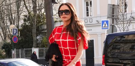 La diseñadora Victoria Adams en las calles de París, en enero de 2023