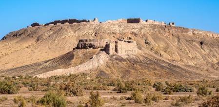 Ruina del castillo Ayaz-Qala en el desierto de Uzbekistán.
