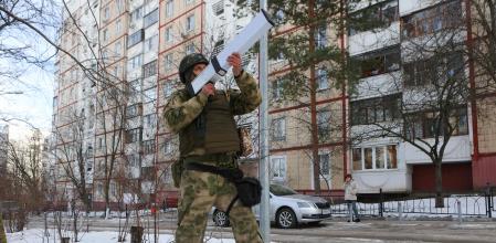 Local residents and self-defence unit volunteers participate in an evacuation drill during a simulated emergency over a Ukrainian shelling, in Belgorod, the main city of Russia's southwestern Belgorod region bordering Ukraine, on February 28, 2024. An anti-drone rifle is seen in the hands of a self-defence unit volunteer. (Photo by STRINGER / AFP)