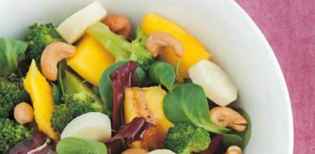 La ensalada asiática más original lleva brócoli, mango y anacardos