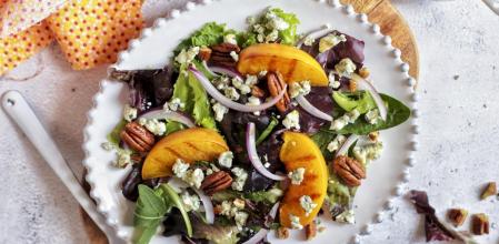 Ensalada de verano con melocotón asado y queso azul