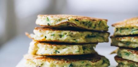 Fritters de calabacín y queso feta con guacamole de melocotón, una receta para triunfar