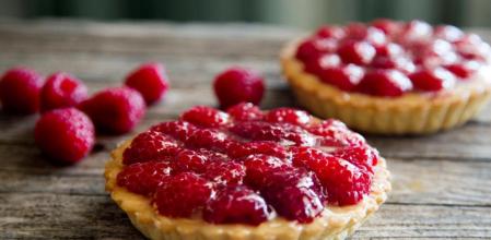 Tartaletas individuales de crema y frambuesas, un clásico entre los clásicos