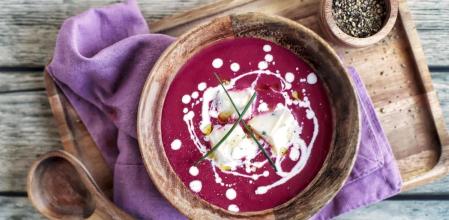 La receta de sopa fría de remolacha con cubitos de yogur y cebollino más refrescante