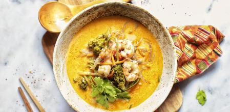 Sopa de gambones y leche de coco, una receta tan deliciosa como refrescante