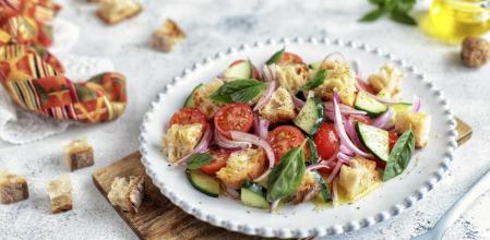 Panzanella, la refrescante ensalada italiana que comparte ingredientes con el gazpacho