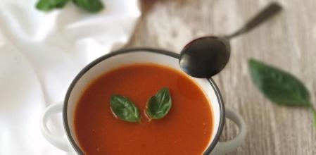 Sopa fría de tomate y albahaca, una receta alternativa y más sencilla al clásico gazpacho