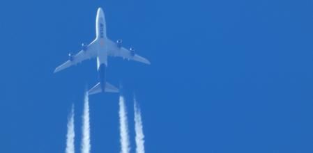 Boeing 747 sobrevolando Gavà.