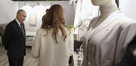 Moscow (Russian Federation), 19/02/2024.- Russian President Vladimir Putin (L) tours an exhibition as part of the Strong Ideas for a New Time forum held by the Agency for Strategic Initiatives (ASI), autonomous non-profit organisation, in Moscow, Russia, 20 February 2024. (Rusia, Moscú) EFE/EPA/ALEXANDER KAZAKOV/SPUTNIK/KREMLIN POOL MANDATORY CREDIT