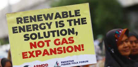 Una manifestante sstiene una pancarta durante una protesta contra los efectos de los combustibles fósiles en el clima en Karachi (Pakistán), el 27 de febrero de 2024 R