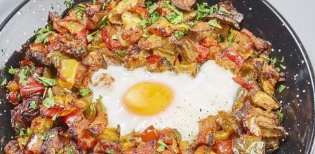 Pisto de verduras con huevo al horno, una receta sana y completa