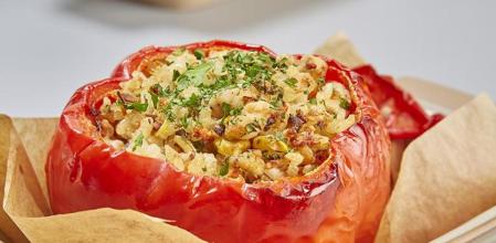 La receta de pimientos asados rellenos de arroz, verduras y pollo más sencilla