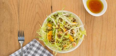 Ensalada de hojas verdes con lentejas y naranja, una receta original y muy nutritiva