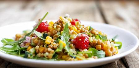 Ensalada de lentejas con rúcula y frambuesas: prueba esta sabrosa y fresca receta