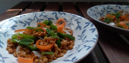 Receta de ensalada de lentejas y pimiento verde con menta fresca