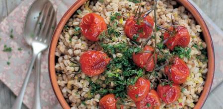 Prepara esta deliciosa cebada con lentejas y tomates cherry al horno