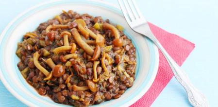 Salteado de lentejas con setas, un plato fácil y nutritivo