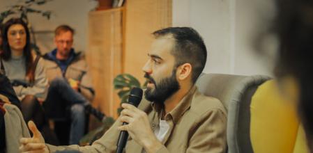 El sociólogo Alexis Lara, durante la presentación de su libro 'Negacionisme de gènere. Auge, expansió i mites de l'antifeminisme'.'