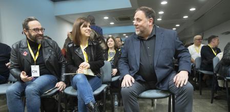 BARCELONA, 02/03/2024.-El presidente de ERC, Oriol Junqueras, charla con los secretarios generales adjuntos Marta Vilalta (c) y Juli Fernández (i), este sábado en Barcelona en el consell nacional de ERC.- EFE/ Marta Pérez